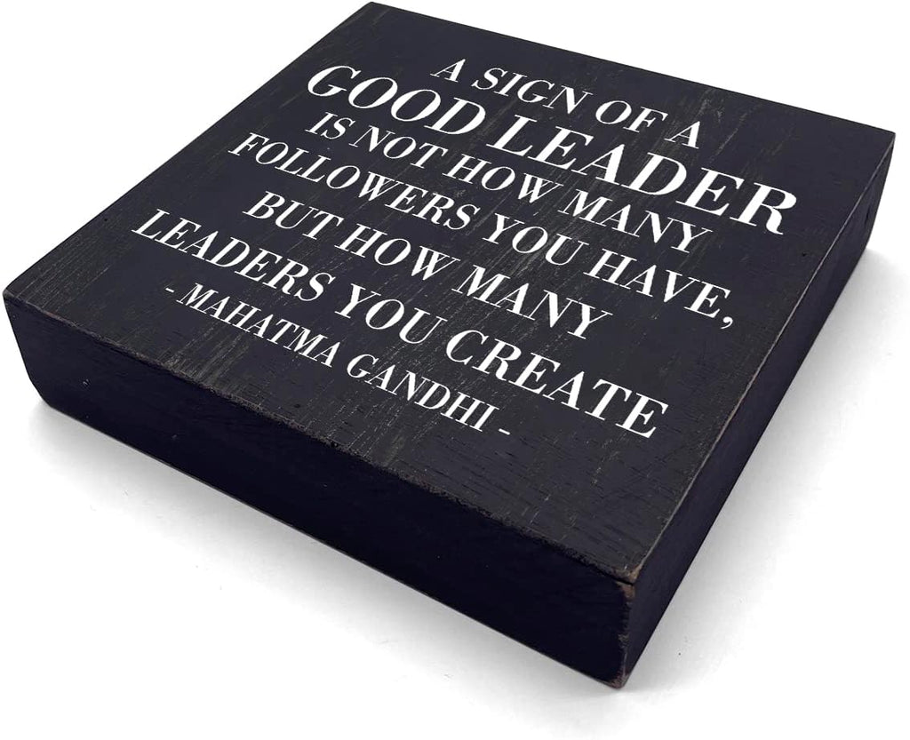 HTBIG A Sign of A Good Leader Desk Decor Sign, Office Decor For Boss Leader Gifts, Rustic Wood Sign for Boss Mentor Home Office Desk Shelf Table Decoration Gift
