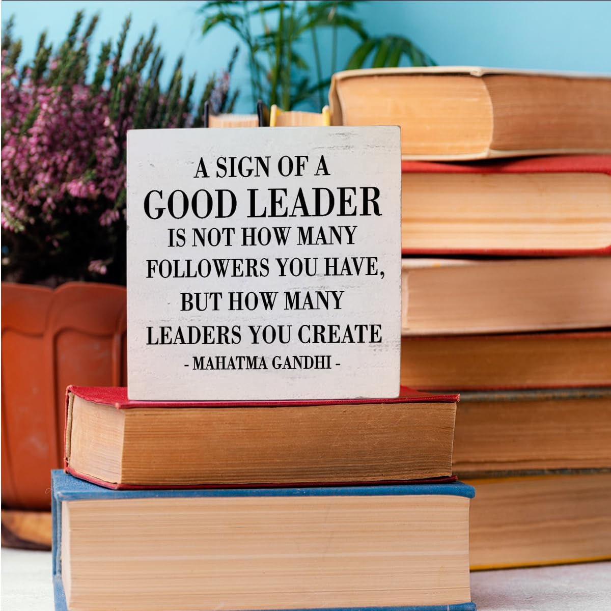 Inspirational A Sign of A Good Leader Desk Decor Wooden Box Sign Office Decor Rustic White Wood Block Plaque Box Sign for Leader Boss Mentor Home Office Desk Shelf Table Decoration Leadership Gift