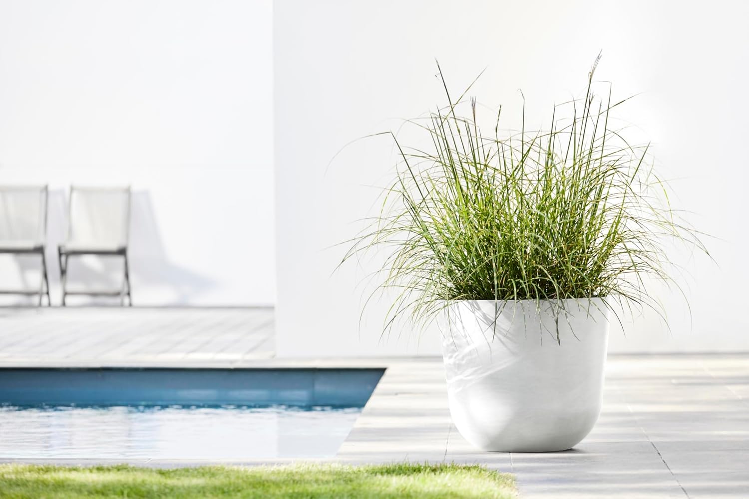 Ecopots Oslo Durable Modern Round Indoor/Outdoor Recycled-Based Composite Flower Pot Planter, Pure White, 17.75"