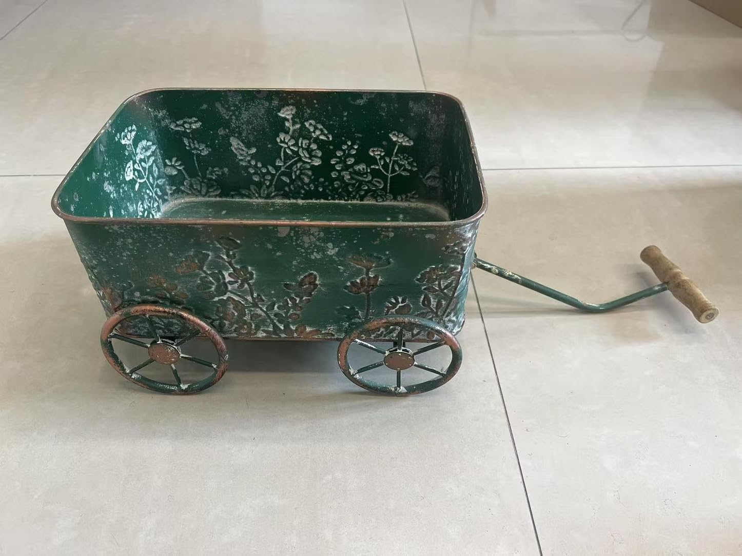 Flower Cart with Wooden Handles, Metal Wagon Planters for Outdoor Plants, Garden Planter with Wagon Wheels, Decorative Wheelbarrow, Plant Cart for Patio Garden Balcony (Green)