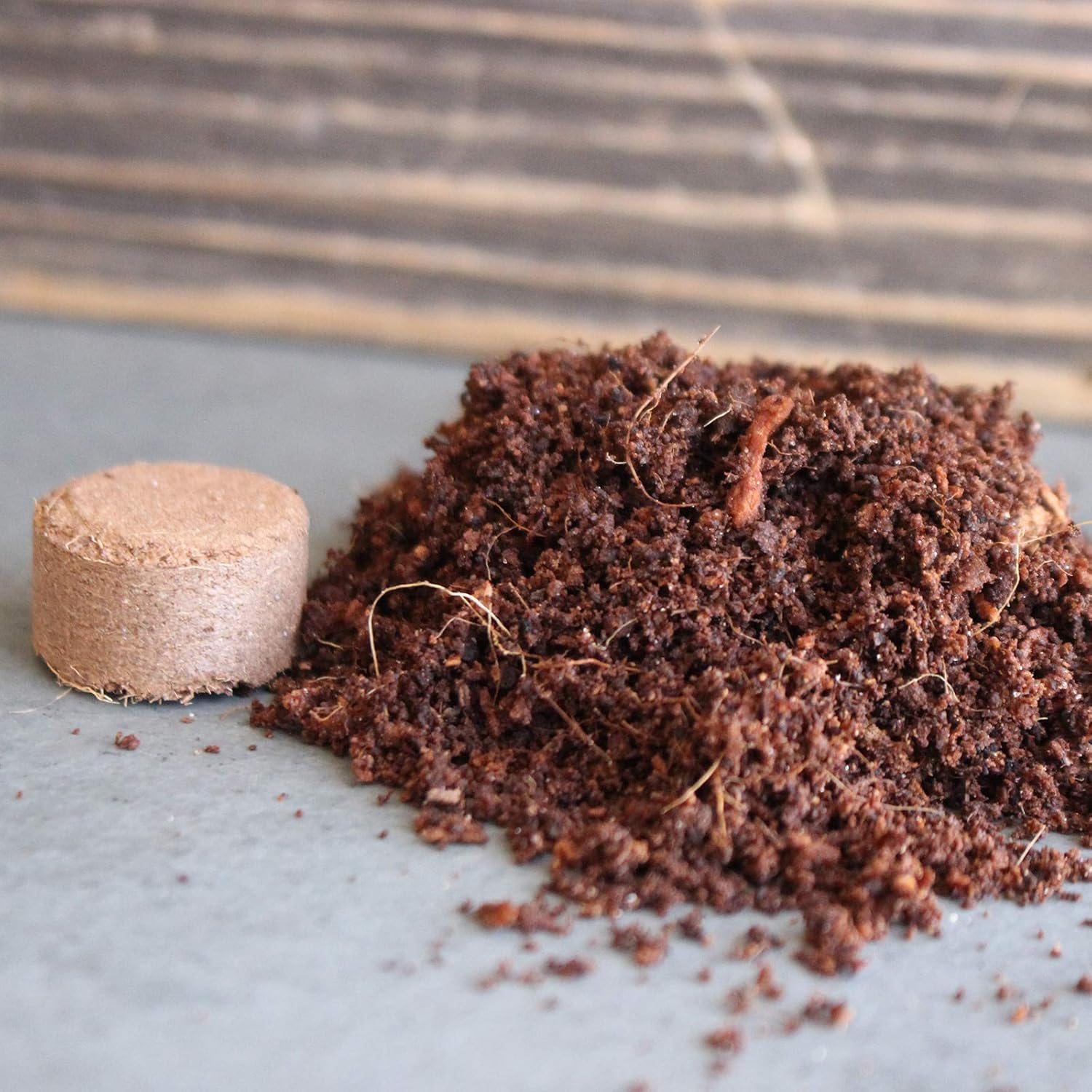 Minute Soil - Compressed Coco Coir Fiber Grow Medium - 20 MM Pellets - Bag of 100 = 5 Quarts of Potting Soil - Indoor Growing: House Plants, Herbs, Microgreens, Just Add Water - Peat Free - OMRI