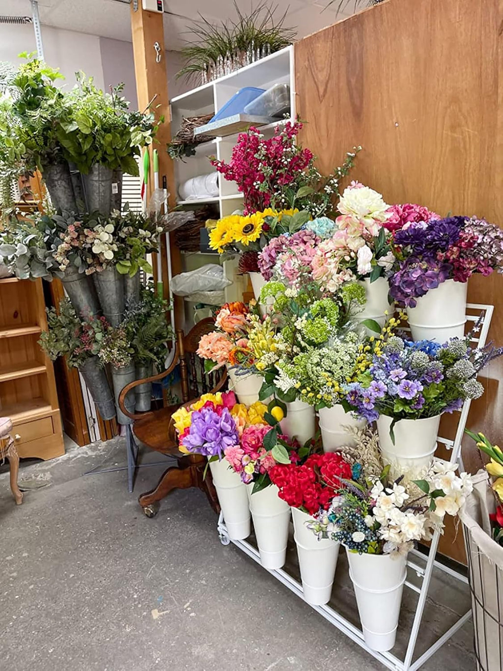 Flower Display Stand with Buckets, 3 Layers Metal Plant Stand, Moving Florist Bouquet Shelf for Fresh Flower Shop, for Patio Garden, Outdoor Flower Pop-Up Events (White Frame - White Bucket)