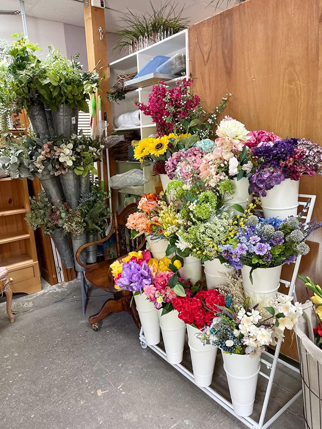 Flower Display Stand with Buckets, 3 Layers Metal Plant Stand, Moving Florist Bouquet Shelf for Fresh Flower Shop, for Patio Garden, Outdoor Flower Pop-Up Events (White Frame - White Bucket)