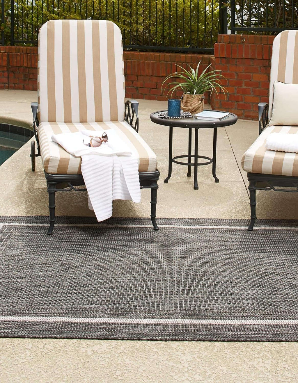 Unique Loom Outdoor Border Collection Area Rug - Soft Border (10' x 13' Rectangle, Black/ Ivory)