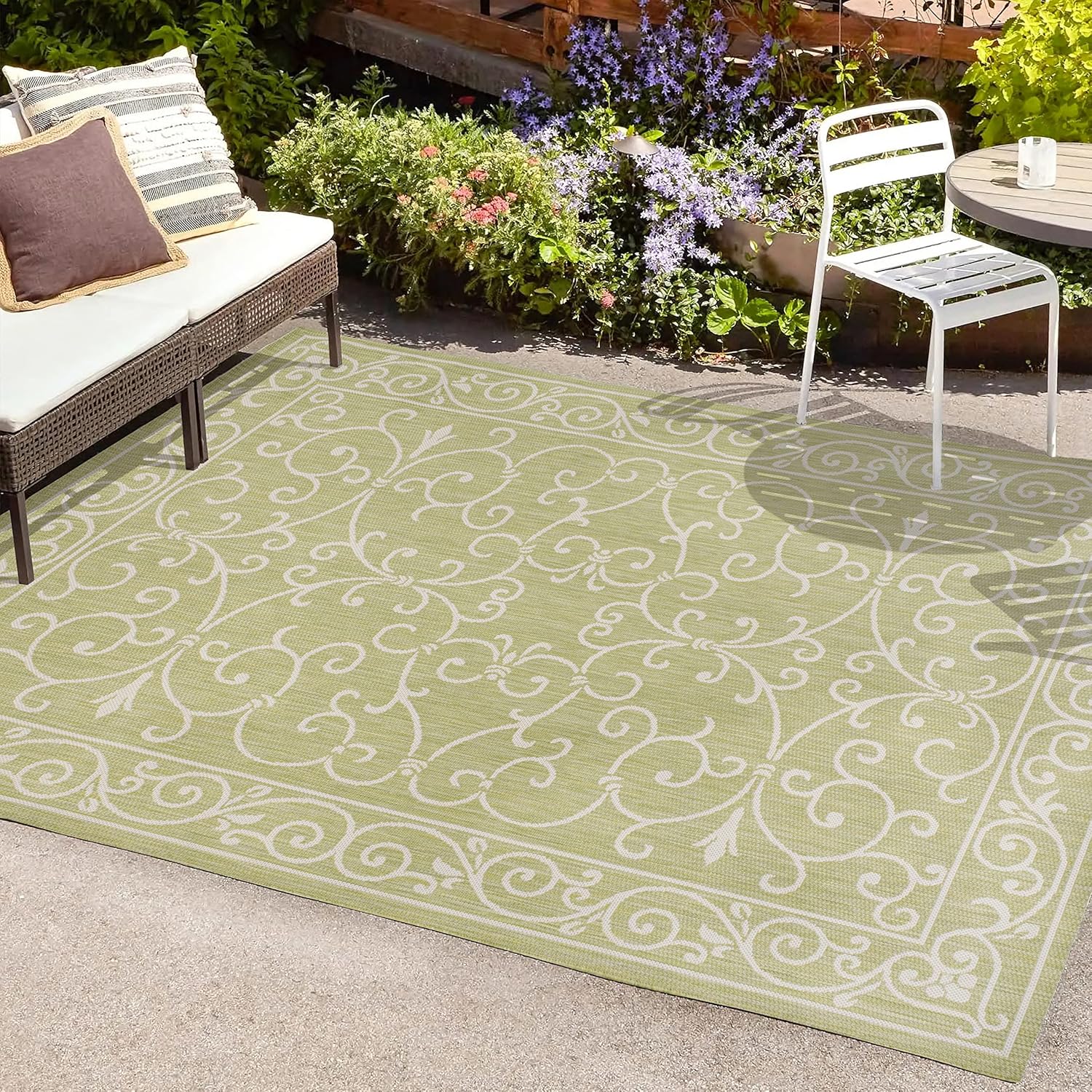 JONATHAN Y SMB106H-4 Charleston Vintage Filigree Textured Weave Indoor Outdoor Area Rug, Coastal,Traditional,Transitional Easy Clean,Bedroom,Kitchen,Backyard,Patio, Non-Shed, Green/Cream, 4 X 6